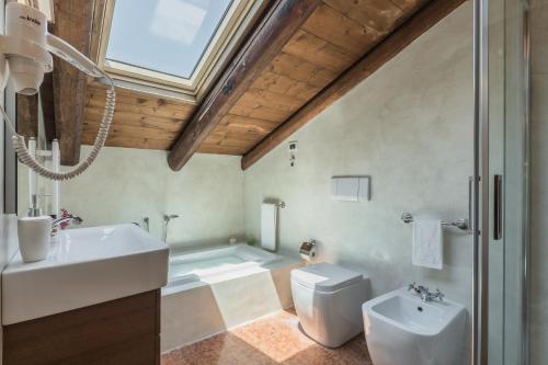 a bathroom with a sink and a toilet and a tub at Ca' Del Monastero 9 Collection Spacious Apartment up to 5 Guests in Venice