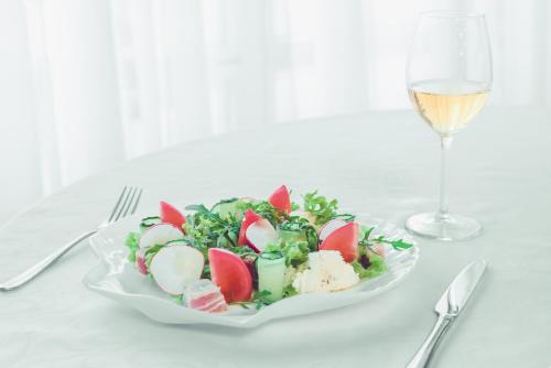 ホテルの敷地内または近くでの食事または食べ物