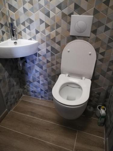 La salle de bains est pourvue de toilettes et d'un lavabo. dans l'établissement Alpinias Bed and Breakfast, à Marseille