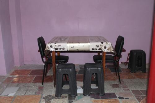 une table avec quatre chaises et une table avec dans l'établissement Hostel Old City Sololaki, à Tbilissi