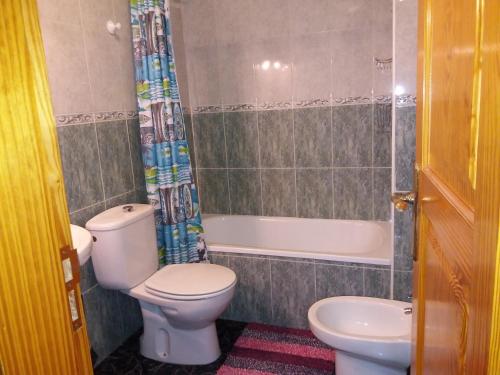 Un baño con inodoro, lavabo y bañera. en el Bounty de Playa Chica, en Puerto del Rosario