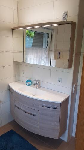 y baño con lavabo y espejo. en Ferienhaus am Alfsee, en Rieste