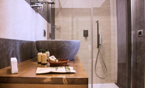 那不勒斯阿格拉米勒公寓的带淋浴的浴室和带水槽的台面