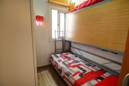 シッチェスにあるAquarium Apartment by Hello Homes Sitgesのベッドと窓が備わる小さな客室です。