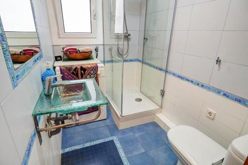 y baño con lavabo y ducha. en Aquarium Apartment by Hello Homes Sitges, en Sitges