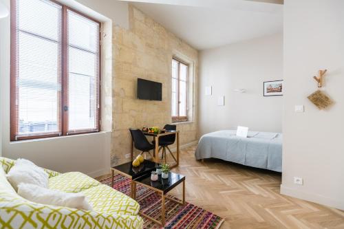 Säng eller sängar i ett rum på Les Suites de Saint Amand