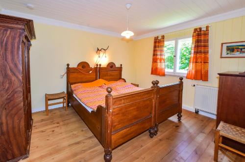 um quarto com uma cama de madeira num quarto em Ferienhaus Villa Kunterbunt em Lindau
