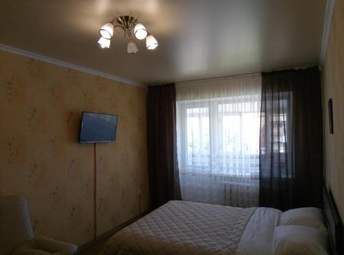 سرير أو أسرّة في غرفة في Apartment On Soborna