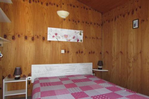 a bedroom with a bed with a checkeredkered bedspread at Le Verger des Ascarines in Corneilla-de-Conflent