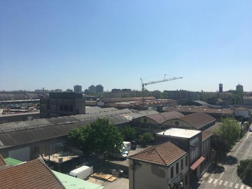 ラヴェンナにあるAttico Darsena Nuovaの鶴と建物のある街並み