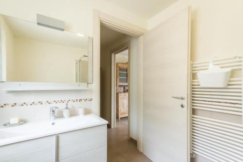 ein Badezimmer mit Waschbecken und Spiegel in der Unterkunft La Casa di Alfredo e Virginia in Aosta