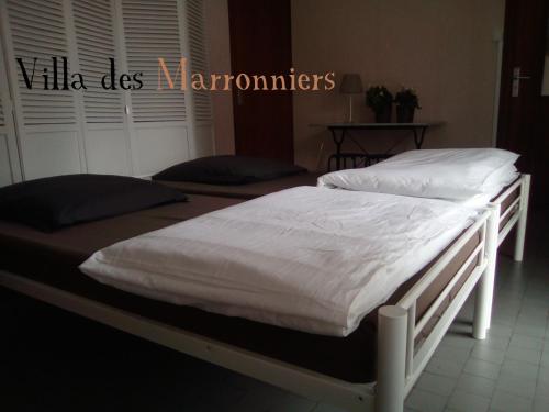 ミランドにあるVilla Des Marronniersの- ベッドルーム(白いシーツ、枕付)のベッド2台