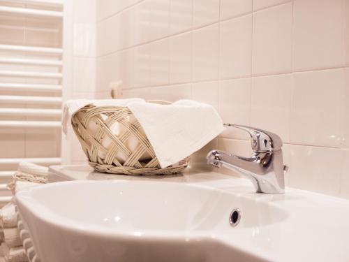 a bathroom with a sink and a basket of towels at Il Becco Felice in Arpino