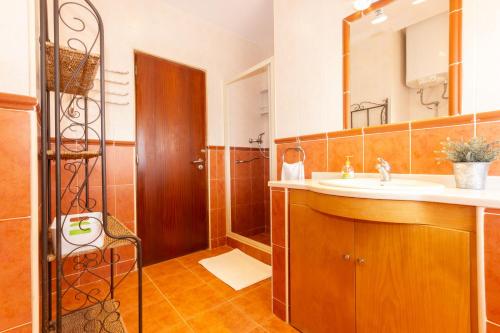 アルヴォルにあるCasinhoto - Casarao by Real Life Conciergeのバスルーム(洗面台、鏡付)