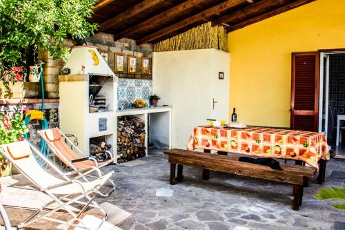een patio met een bed en een tafel en stoelen bij Casa Il Negrito in Massa Lubrense
