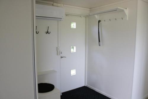 een badkamer met een douche en een toilet bij Kärraton Stugor in Åhus
