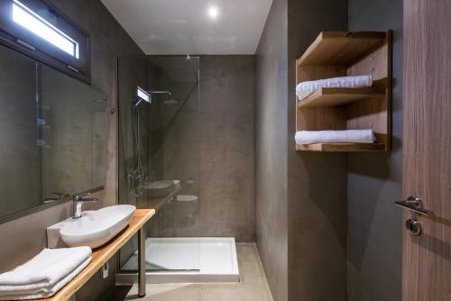 een badkamer met een wastafel en een douche bij Oasis Beach Hotel - Adults Only in Chersonissos