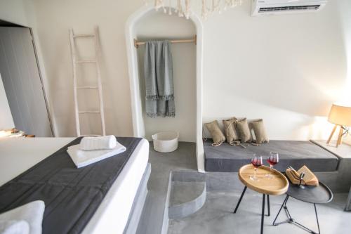 Postel nebo postele na pokoji v ubytování Santorini Villas