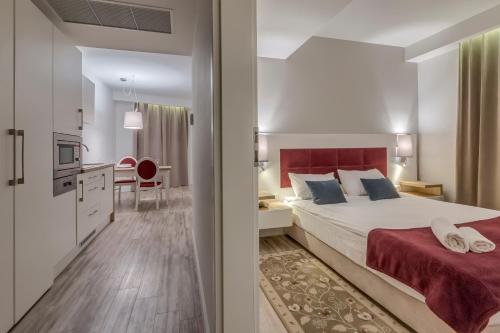 Кровать или кровати в номере Hotel Rozbicki