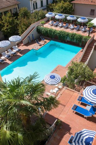 an overhead view of a swimming pool with chairs and umbrellas at Hotel Francia E Quirinale in Montecatini Terme