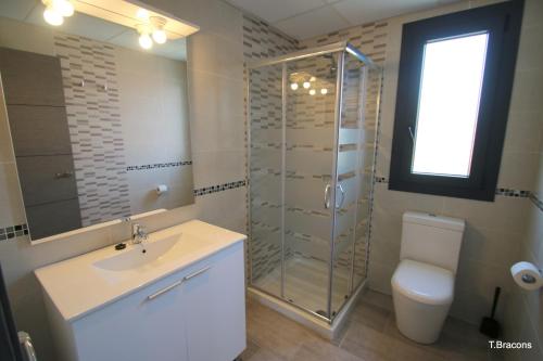 カンブリルスにあるVilla Milosのバスルーム(シンク、シャワー、トイレ付)