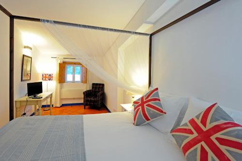 a bedroom with a bed and a desk at Casas de Juromenha in Juromenha