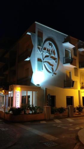 Un edificio con un cartello natale sul lato. di Hotel Natalia a Bellaria-Igea Marina