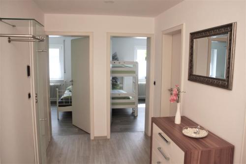 Zimmer mit einem Flur mit einem Spiegel und einem Tisch in der Unterkunft Ferienwohnung Hengl in Ettenheim