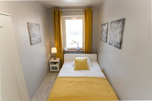ニュルンベルクにあるFerienwohnung Raabstraßeのベッドと窓が備わる小さな客室です。