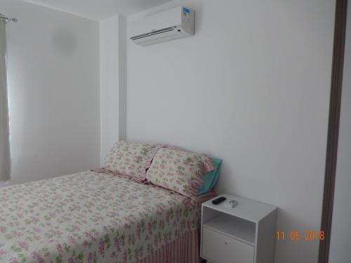 Katil atau katil-katil dalam bilik di Flat entre Mar e Lagoa