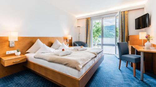 Ein Bett oder Betten in einem Zimmer der Unterkunft Villa Postillion am See