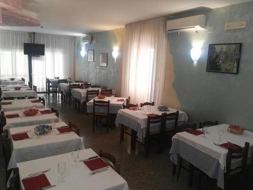 A restaurant or other place to eat at Hotel Bragozzo