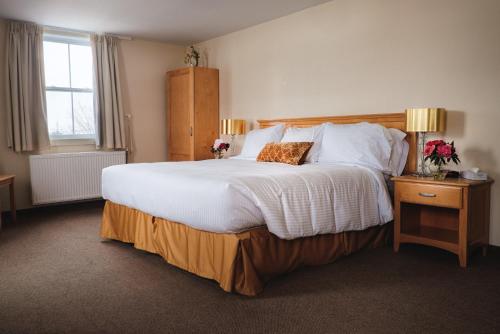 Postel nebo postele na pokoji v ubytování Smugglers Cove Inn