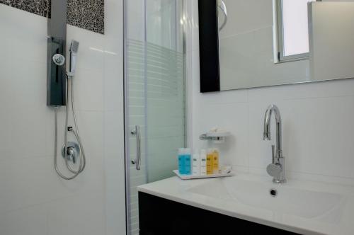 Ένα μπάνιο στο Residence Suites BY RAPHAEL HOTELS