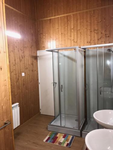 un baño con ducha y lavabo en Bungalows & Albergue La Playa, en Logroño