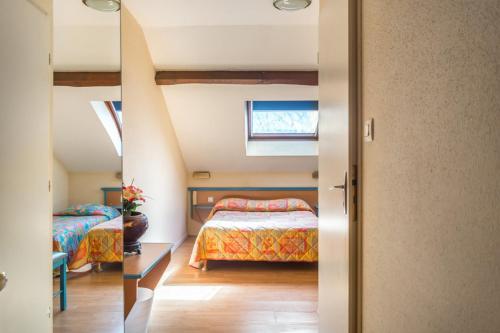 um quarto com 2 camas e uma janela em Logis Hotel Restaurant Remotel em Knutange