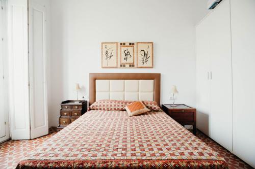 カディスにあるApartamento El Balcon de Cadizのベッドルーム1室(大型ベッド1台、チェック入りの毛布付)