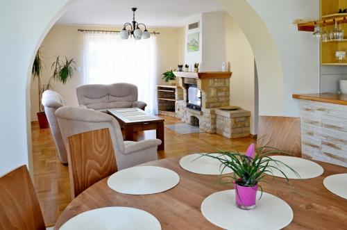 een woonkamer met een tafel en een stoel bij Willa u Basi in Miłków