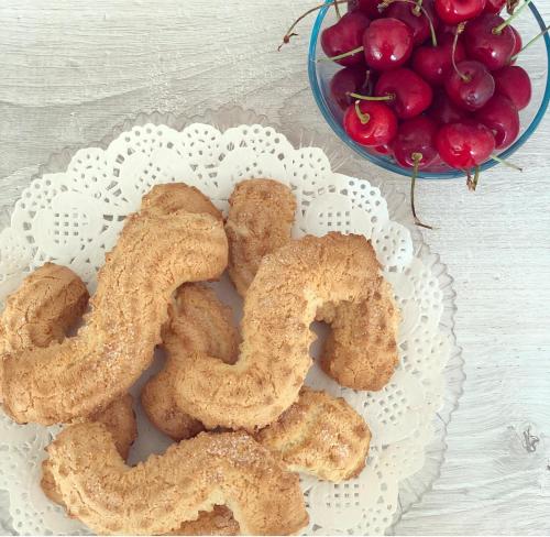 a plate of onion rings and a bowl of cherries at Pietra Bianca Rooms in Pachino