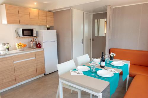 a kitchen and dining room with a table and chairs at Tres Estrellas in Gavà