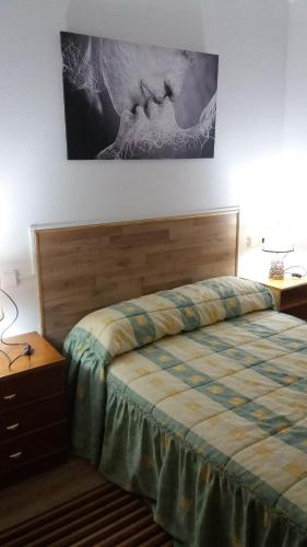 a bedroom with a bed and a picture on the wall at Casa Polo in Loiba