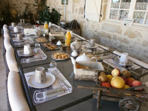 einen langen Tisch mit einem Buffet mit Speisen drauf in der Unterkunft Chambres d'Hôtes Domaine de Beunes in Pailloles