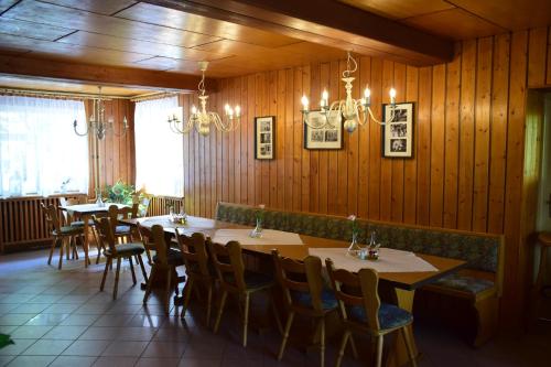 Restoran või mõni muu söögikoht majutusasutuses Gasthof Uttewalde