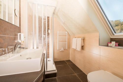 A bathroom at Flair Hotel Villa Ilske