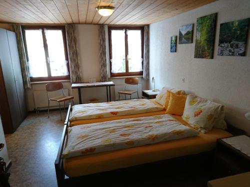 Postel nebo postele na pokoji v ubytování Gasthaus zum Ochsen