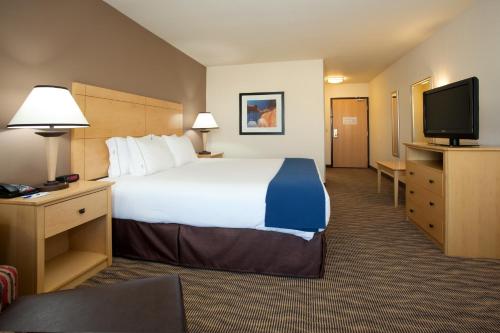 Ліжко або ліжка в номері Holiday Inn Express West Valley City, an IHG Hotel