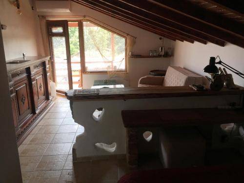Zimmer mit einer Küche mit einer Theke und einem Fenster in der Unterkunft Sinemoria Guest House in Sinemorets