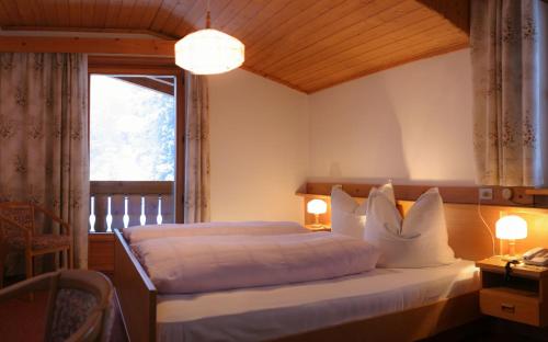Postel nebo postele na pokoji v ubytování Hotel ADLER Carezza