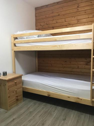 BrandmattにあるFerienwohnung im Terrassenpark Sasbachwaldenの部屋に二段ベッドがいくつかある