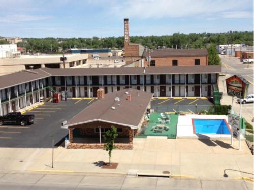 an aerial view of a building with a swimming pool at Town House Motel in Rapid City